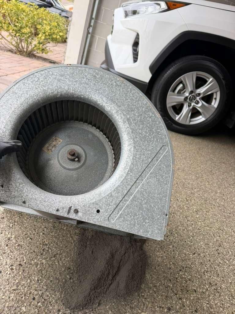El conjunto de la rueda del ventilador ya limpio, sacado de su carcasa y apoyado para una inspección final
