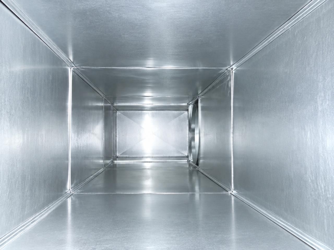 El mismo tramo de ducto de chapa metálica después de la limpieza, con el metal galvanizado limpio y brillante